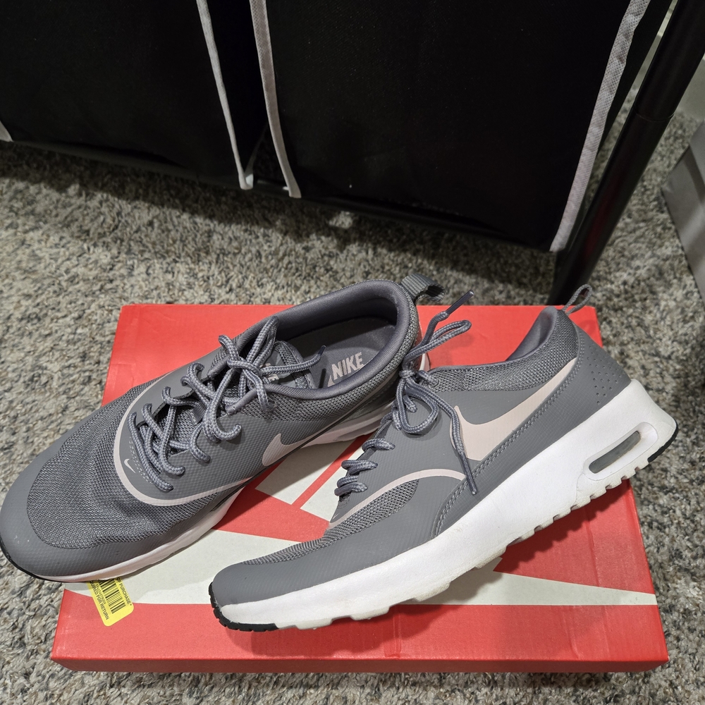 Nike Women's Gray Sneakers